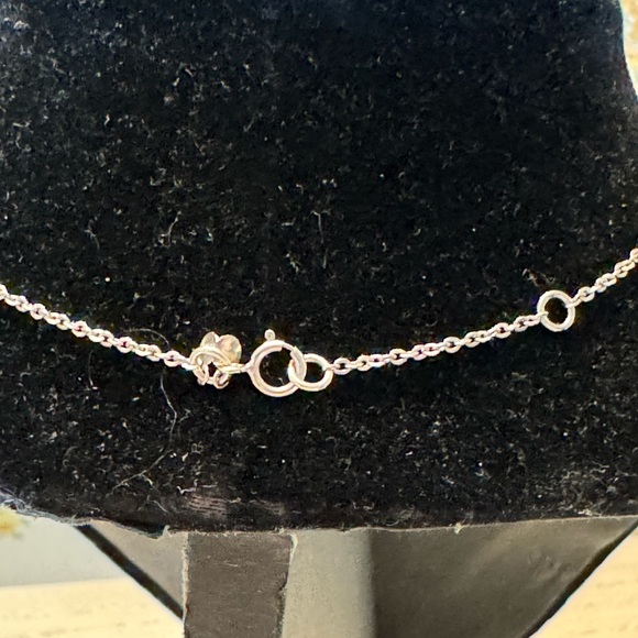 14kt white gold with peridot stones 17 inch with matching earrings - Picture 5 of 6